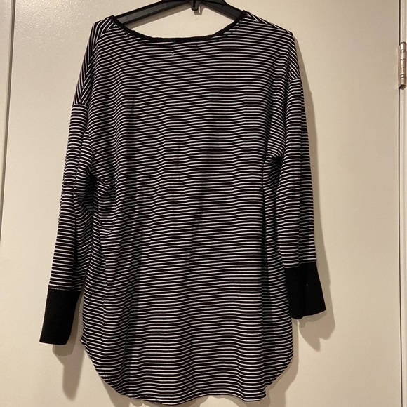 Liz Claiborne super soft top - Picture 2 of 5